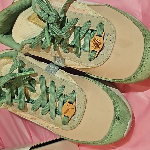 💯Auth PUMA x Animal Crossing™: New Horizons Future Rider Junior Size 5 S - Picture 4 of 11